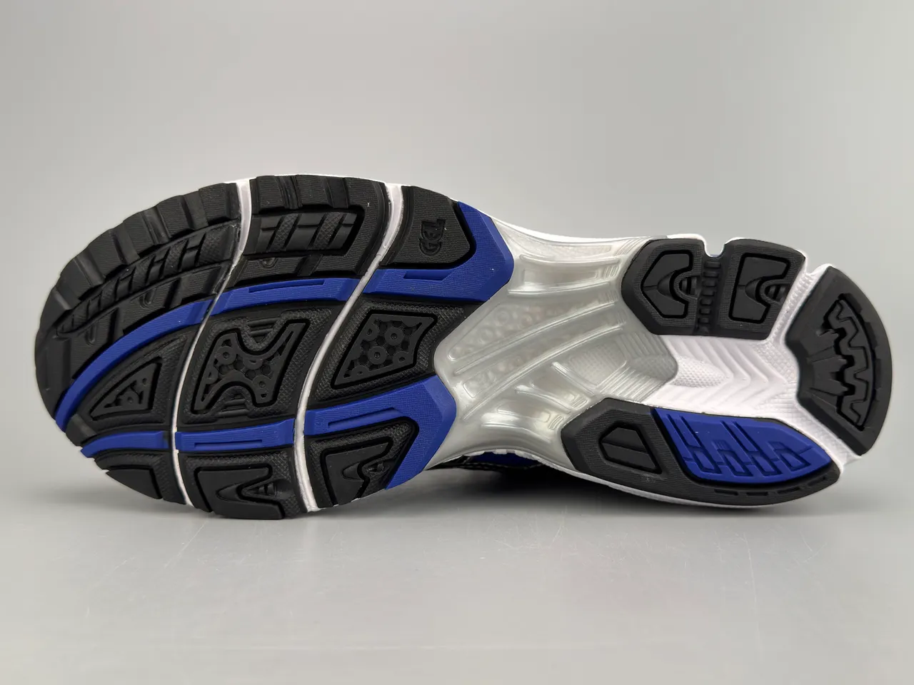 ASICS Gel-Kayano Silver and Royal Blue Tênis de corrida 6