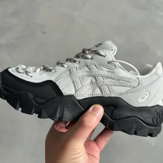 ASICS رمادي أسود نعل سميك خشن نسيج-سويدي أعلى أحذية نمط حياة