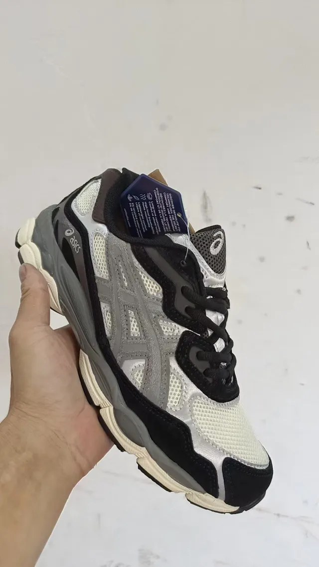 ASICS Chaussures de course gris noir superpositions synthétiques en couches et empeigne en maille 2