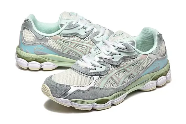 ASICS Chaussures de course gris vert avec upper hybride en malla synthétique en cage mesh-suede en couches 3
