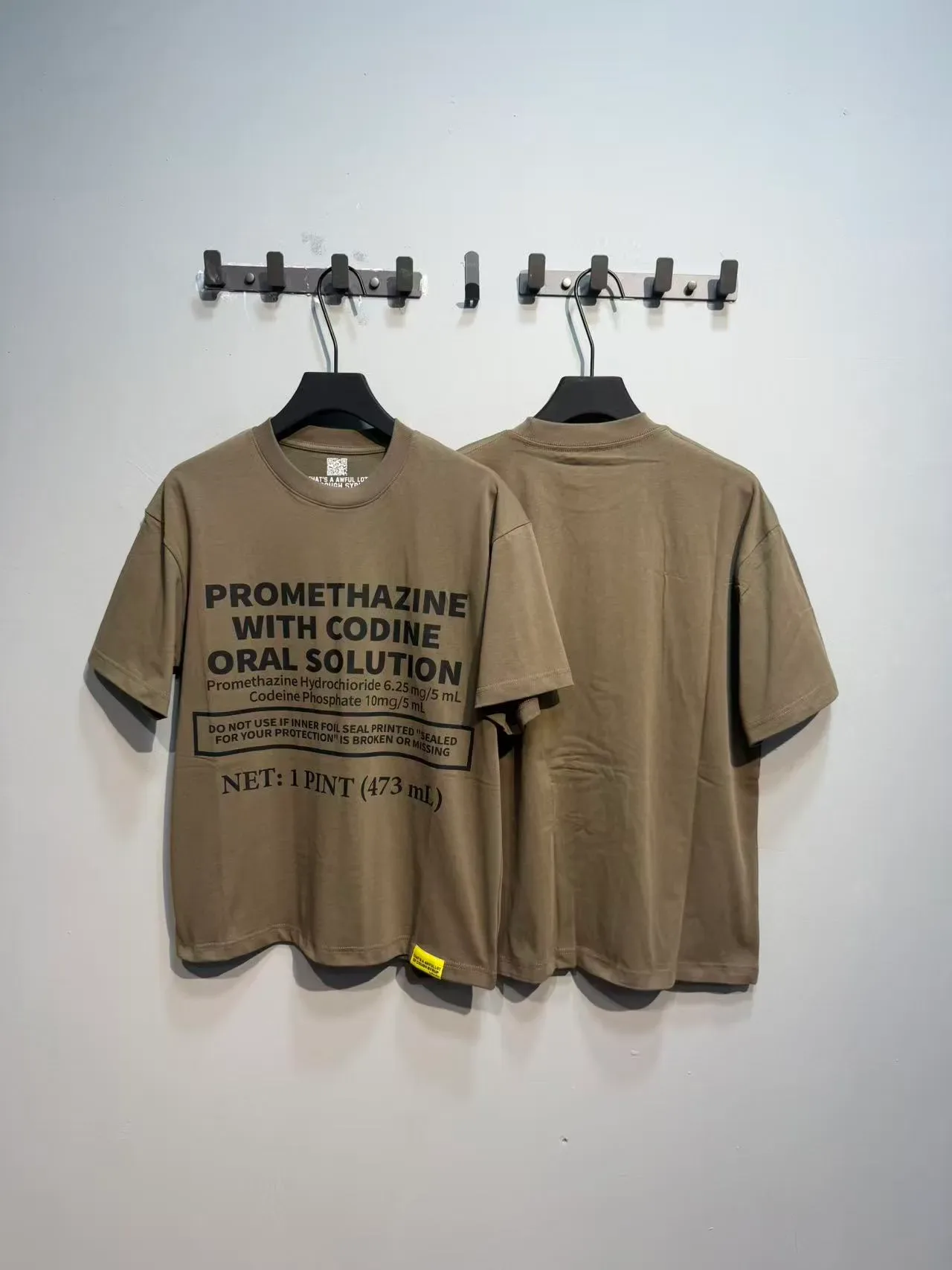 Camiseta gráfica Awake NY com rótulo farmacêutico 12