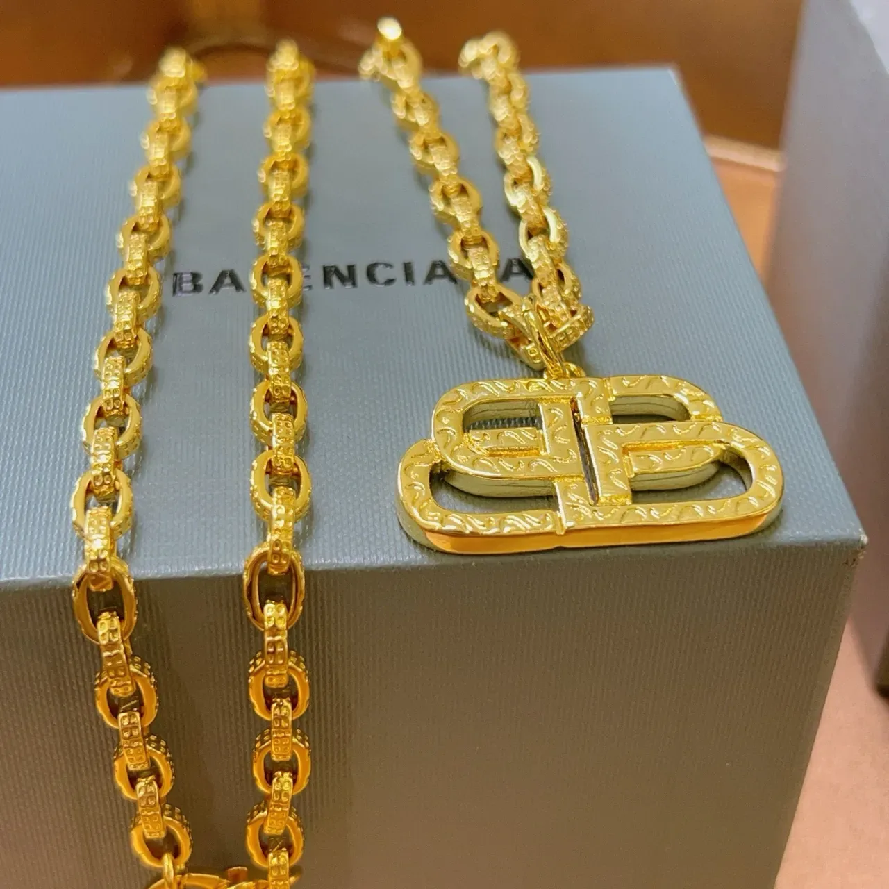 Balenciaga BB Logo قلادة سلسلة ذهبية نقش 3