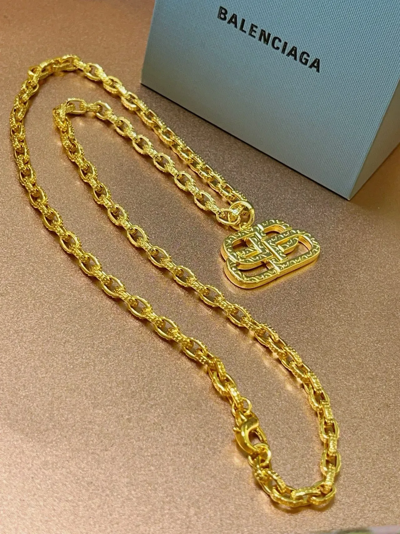 Balenciaga BB Logo قلادة سلسلة ذهبية نقش 6