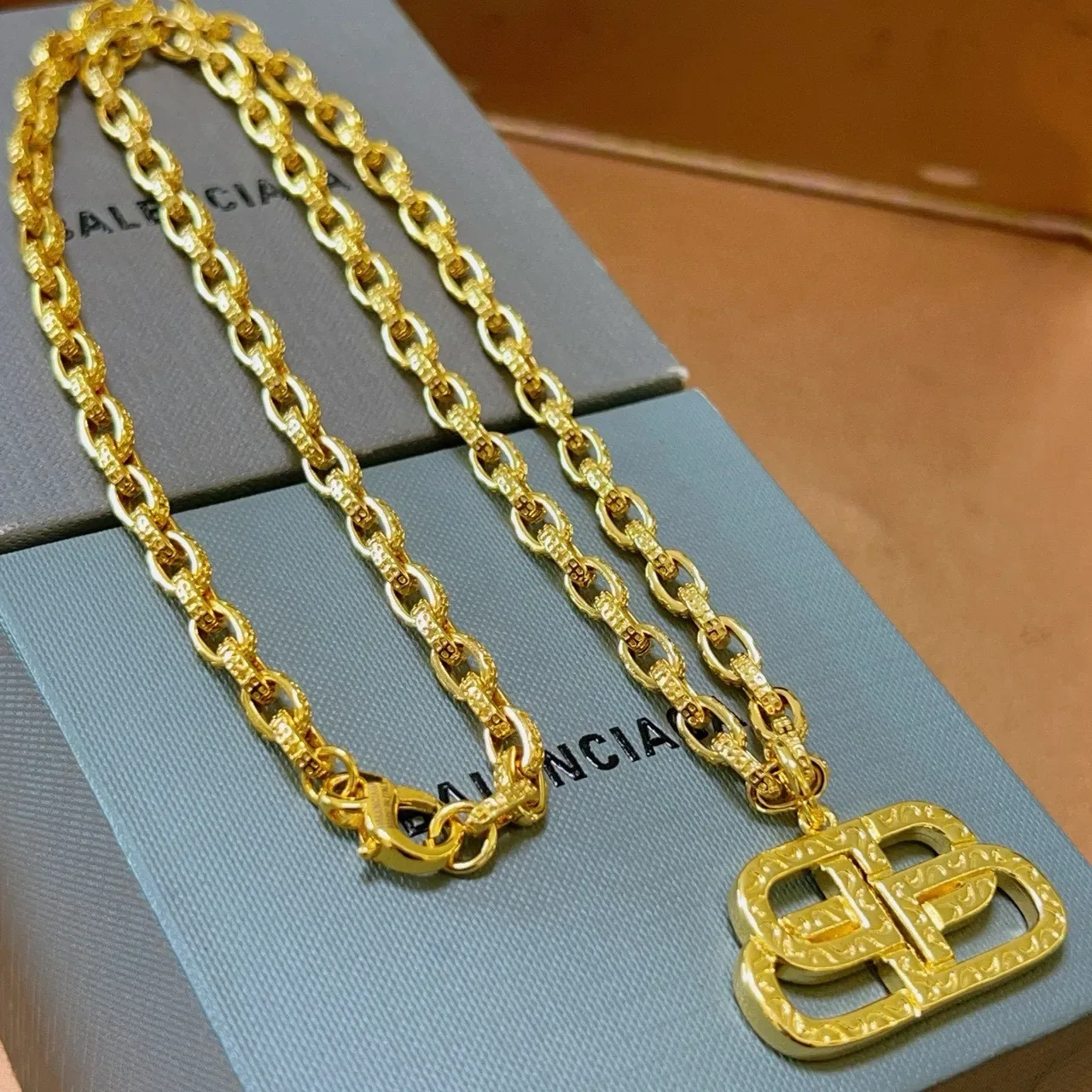 Balenciaga BB Logo قلادة سلسلة ذهبية نقش 8