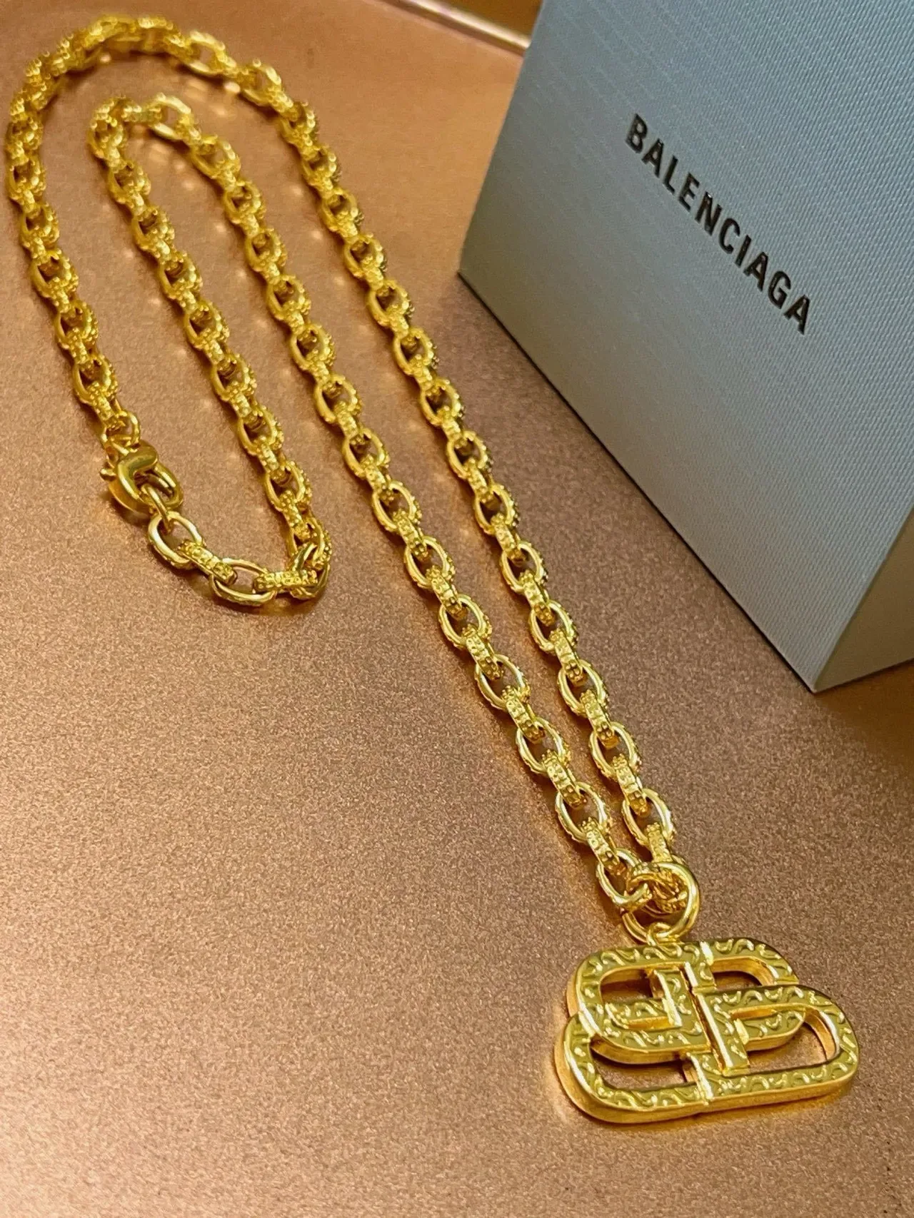 Balenciaga BB Logo قلادة سلسلة ذهبية نقش 9
