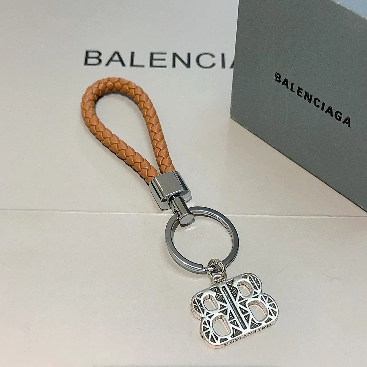 Balenciaga BB Monogram বাদামী রূপালি বোনা চামড়ার লুপ জ্যামিতিক চার্ম জুয়েলরি 2