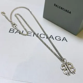 Balenciaga BB قلادة سلسلة كيرب فضية لوجو متشابك
