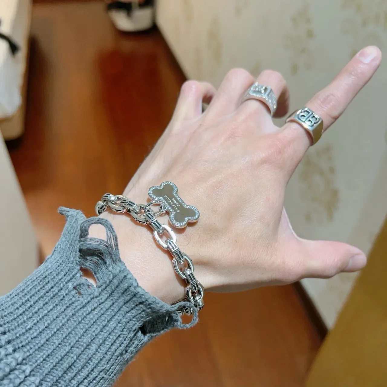 سوار بالنسياغا Bone Charm فضي وذهبي 2
