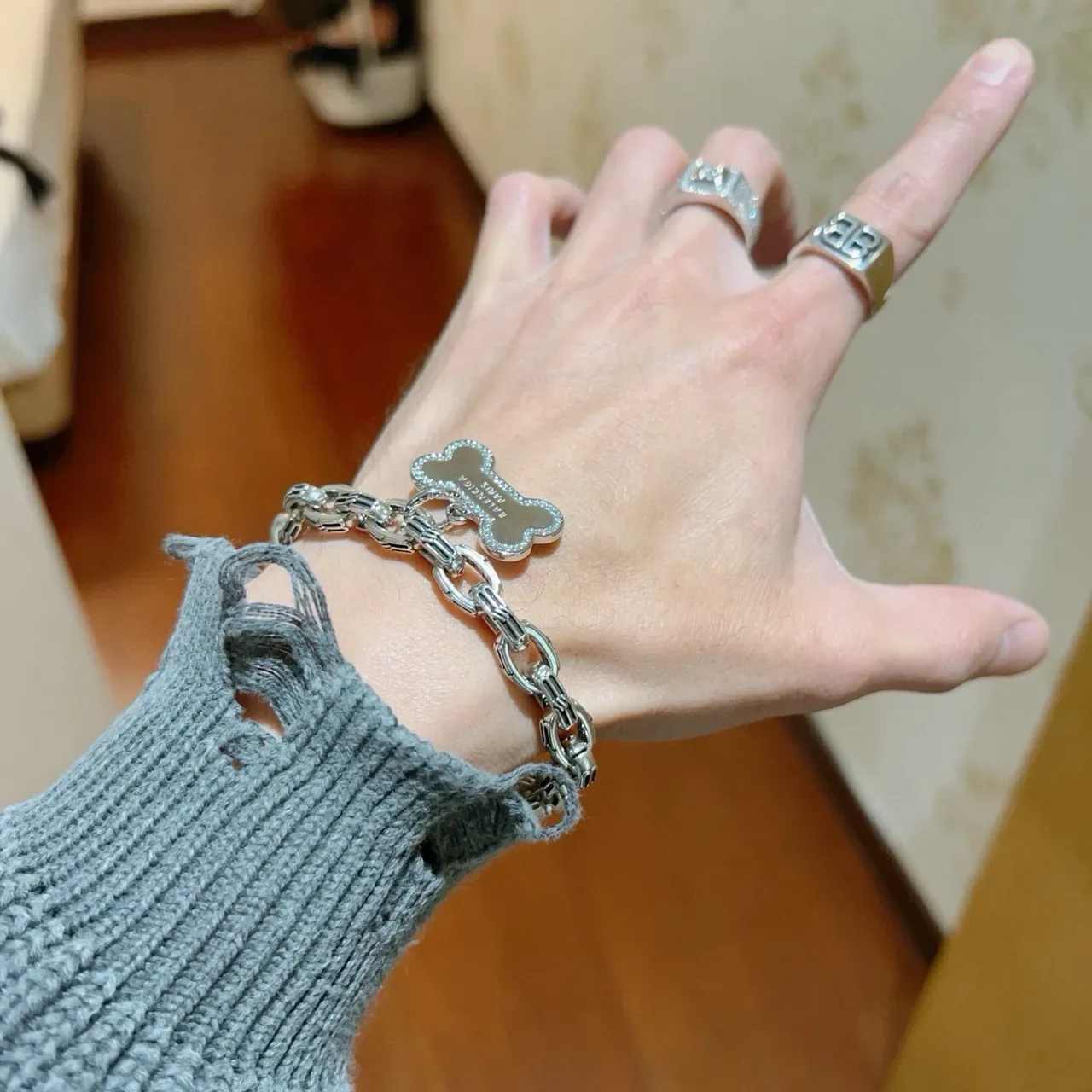 سوار بالنسياغا Bone Charm فضي وذهبي 4