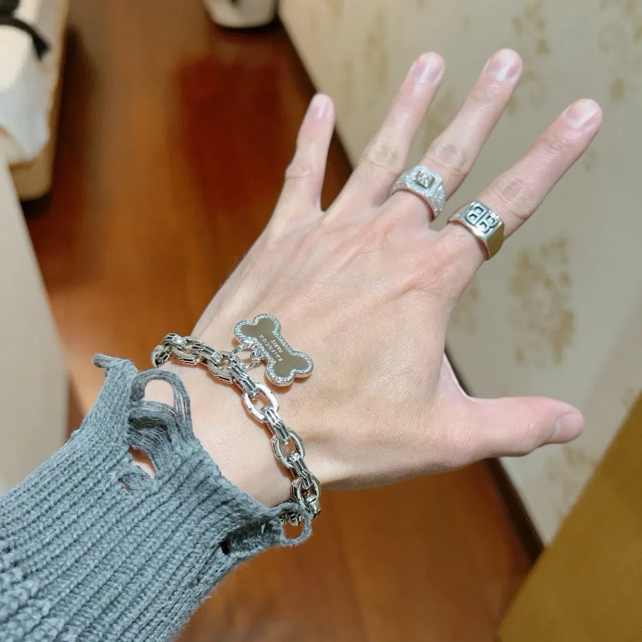 سوار بالنسياغا Bone Charm فضي وذهبي 7