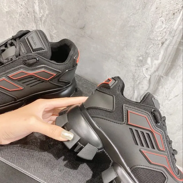 Balenciaga Defender Baskets Chunky Noir Rouge Semelle Lug Maille et Construction Superposition Matériau Synthétique 8