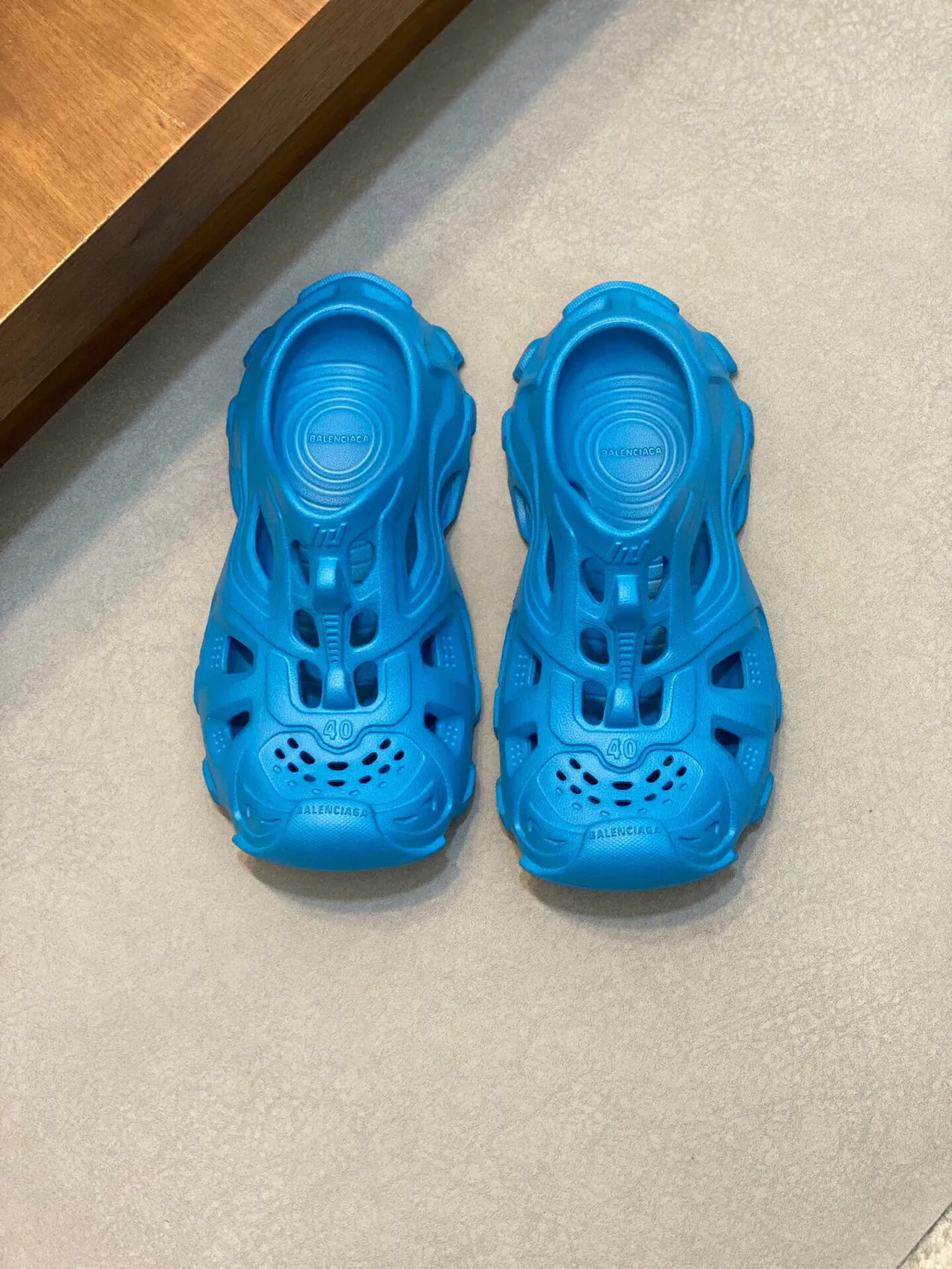 Balenciaga Defender Clog sabot bleu moulé 2