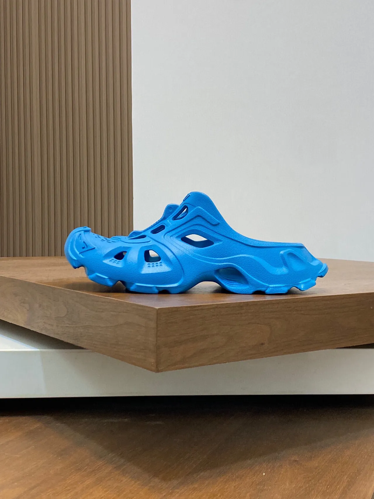 Balenciaga Defender Clog sabot bleu moulé 3