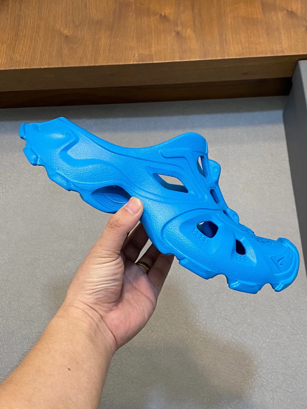 Balenciaga Defender Clog sabot bleu moulé 4