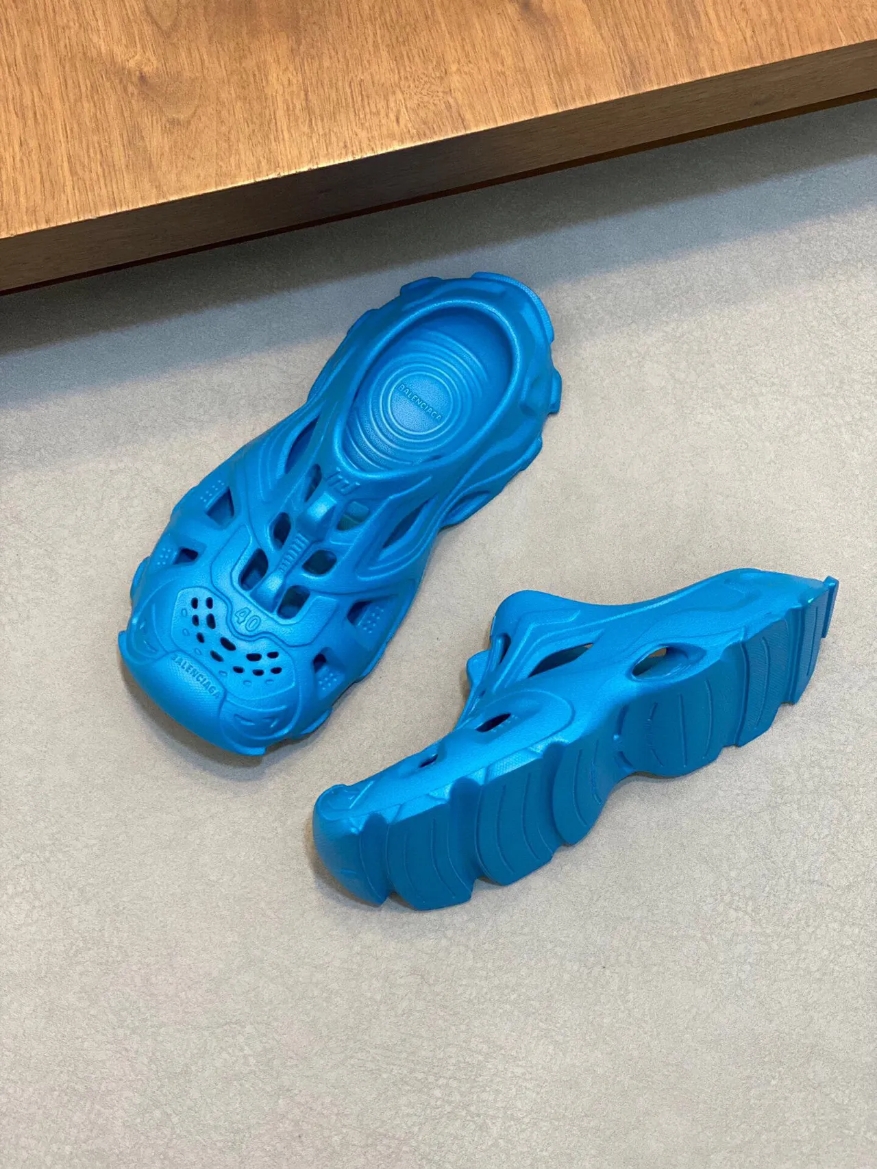 Balenciaga Defender Clog sabot bleu moulé 5