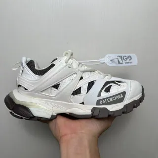 Balenciaga Defender أحذية رياضية بيضاء ورمادية ذات أرضية سميكة