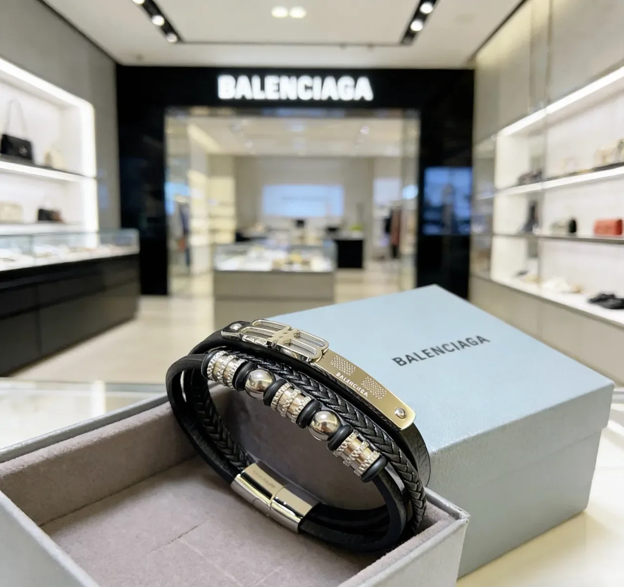 Balenciaga Pulseira de Couro Trançado com Fecho Double-B 3