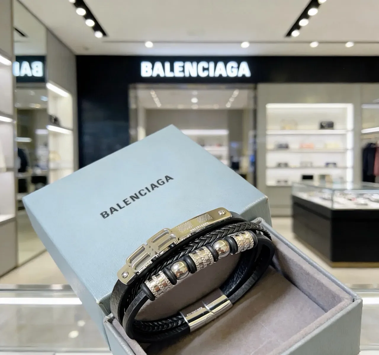 Balenciaga Pulseira de Couro Trançado com Fecho Double-B 6
