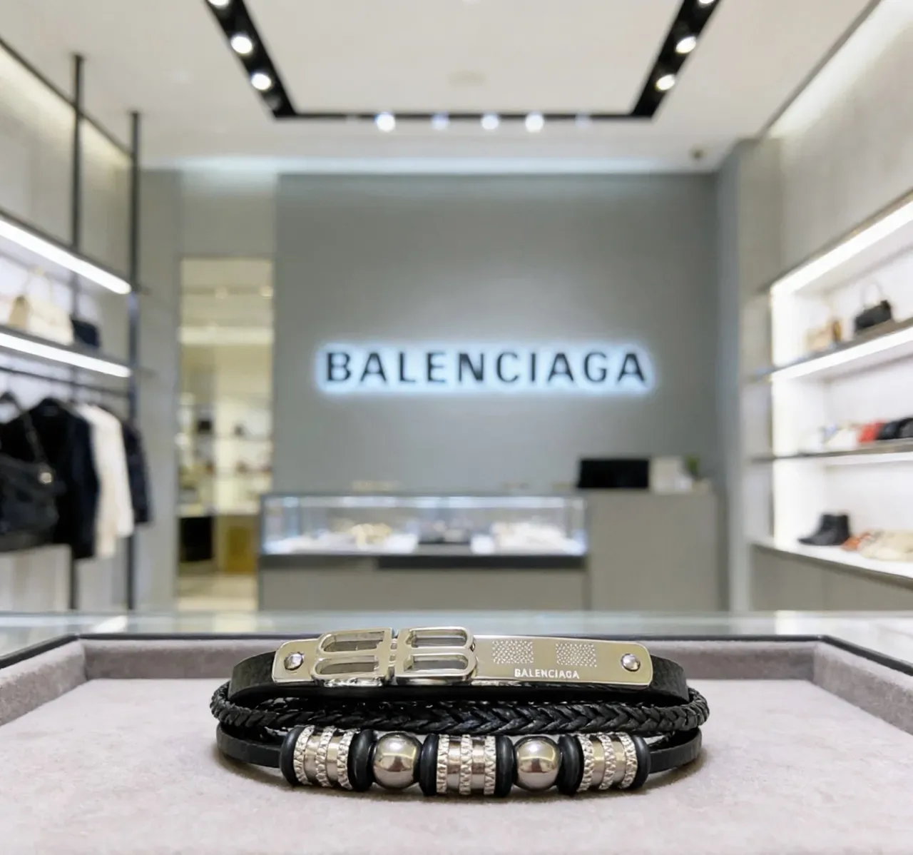 Balenciaga Pulseira de Couro Trançado com Fecho Double-B 7