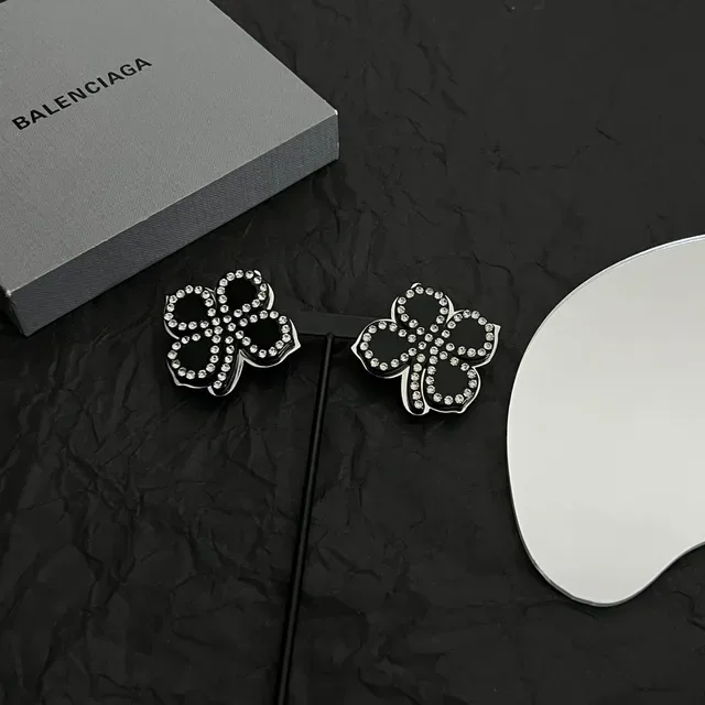Balenciaga Boucles d'oreilles Florales Cristal Incrustées Noires Émaillées 3