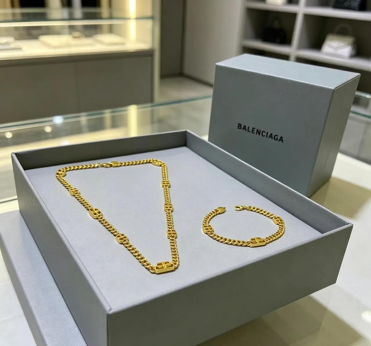 Balenciaga Colar Corrente Curb Chunky de Ouro com Links de Logo Integrado 2