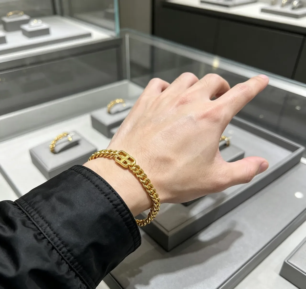 Balenciaga Colar Corrente Curb Chunky de Ouro com Links de Logo Integrado 4