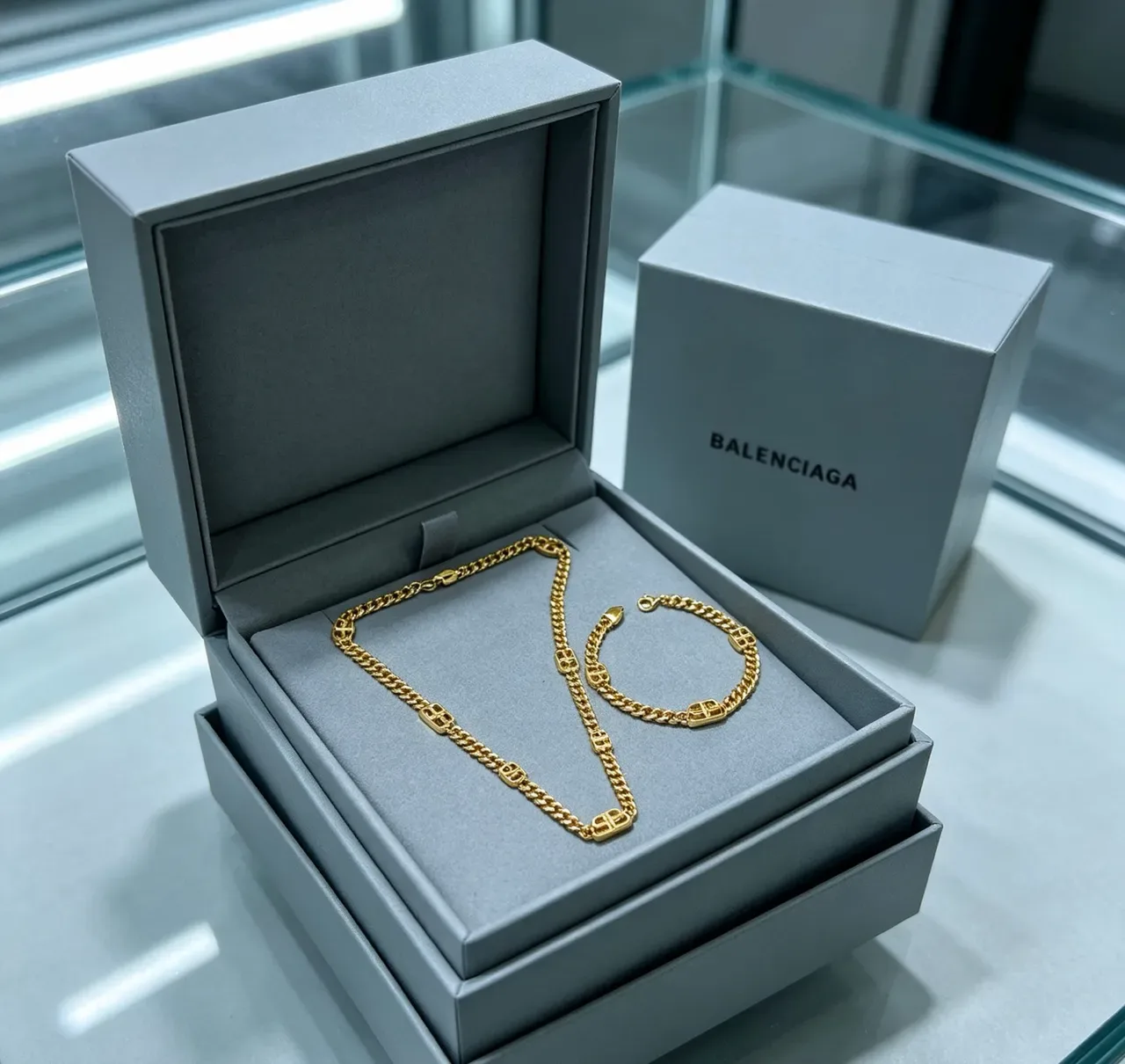 Balenciaga Colar Corrente Curb Chunky de Ouro com Links de Logo Integrado 6