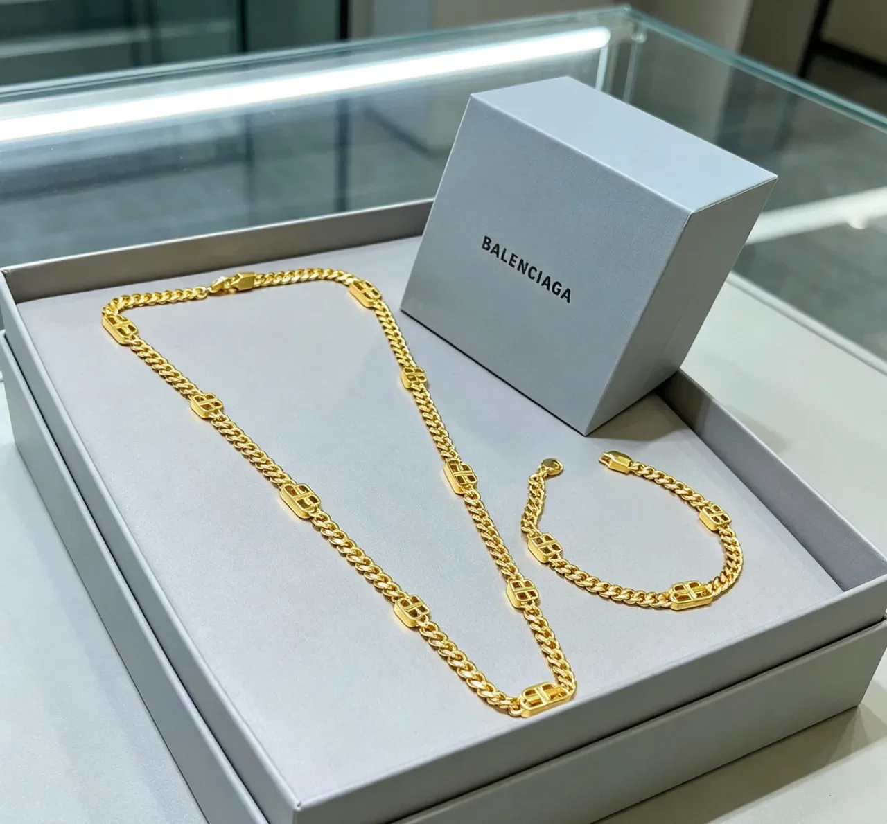Balenciaga Colar Corrente Curb Chunky de Ouro com Links de Logo Integrado 8