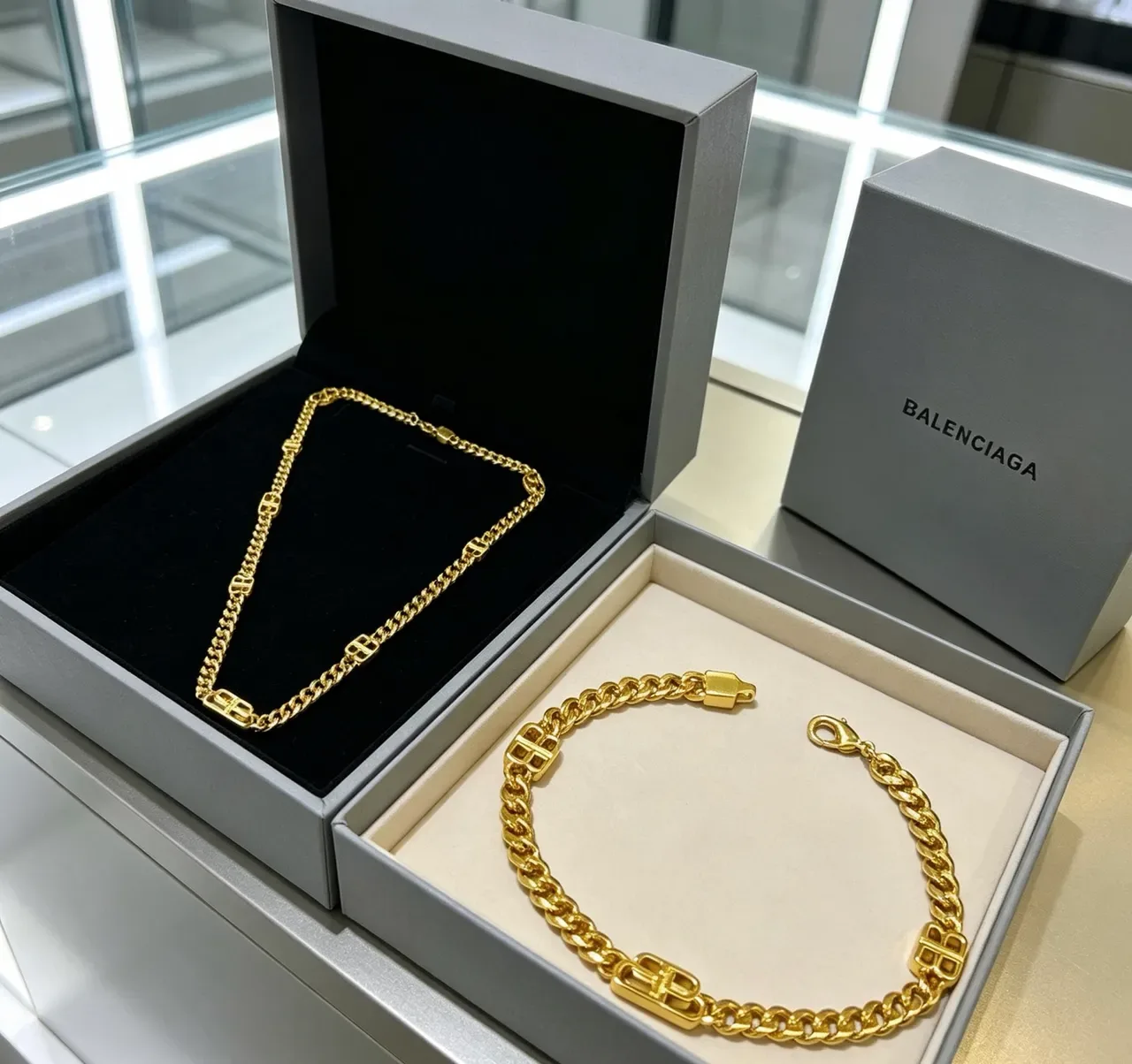 Balenciaga Colar Corrente Curb Chunky de Ouro com Links de Logo Integrado 10