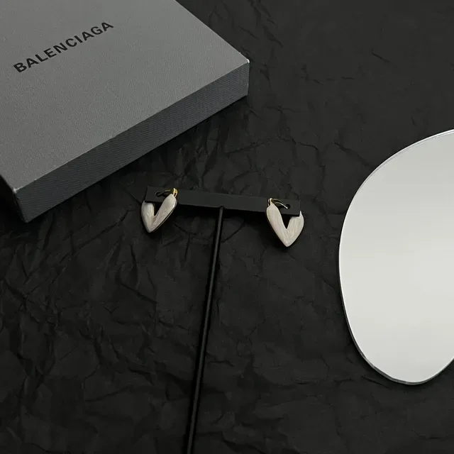 Balenciaga Brincos com formato de coração mármol 4
