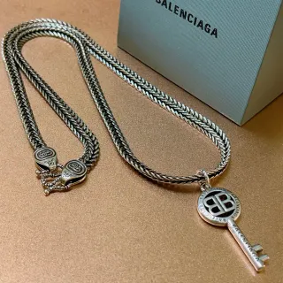 Balenciaga Collar con Llave Cadena Trenzada Plateada Collar con Colgante