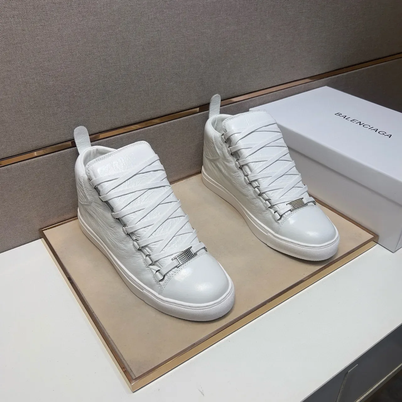 Balenciaga Le Cagole حذاء رياضي أسلوب حياة جلد أبيض متجعد 3