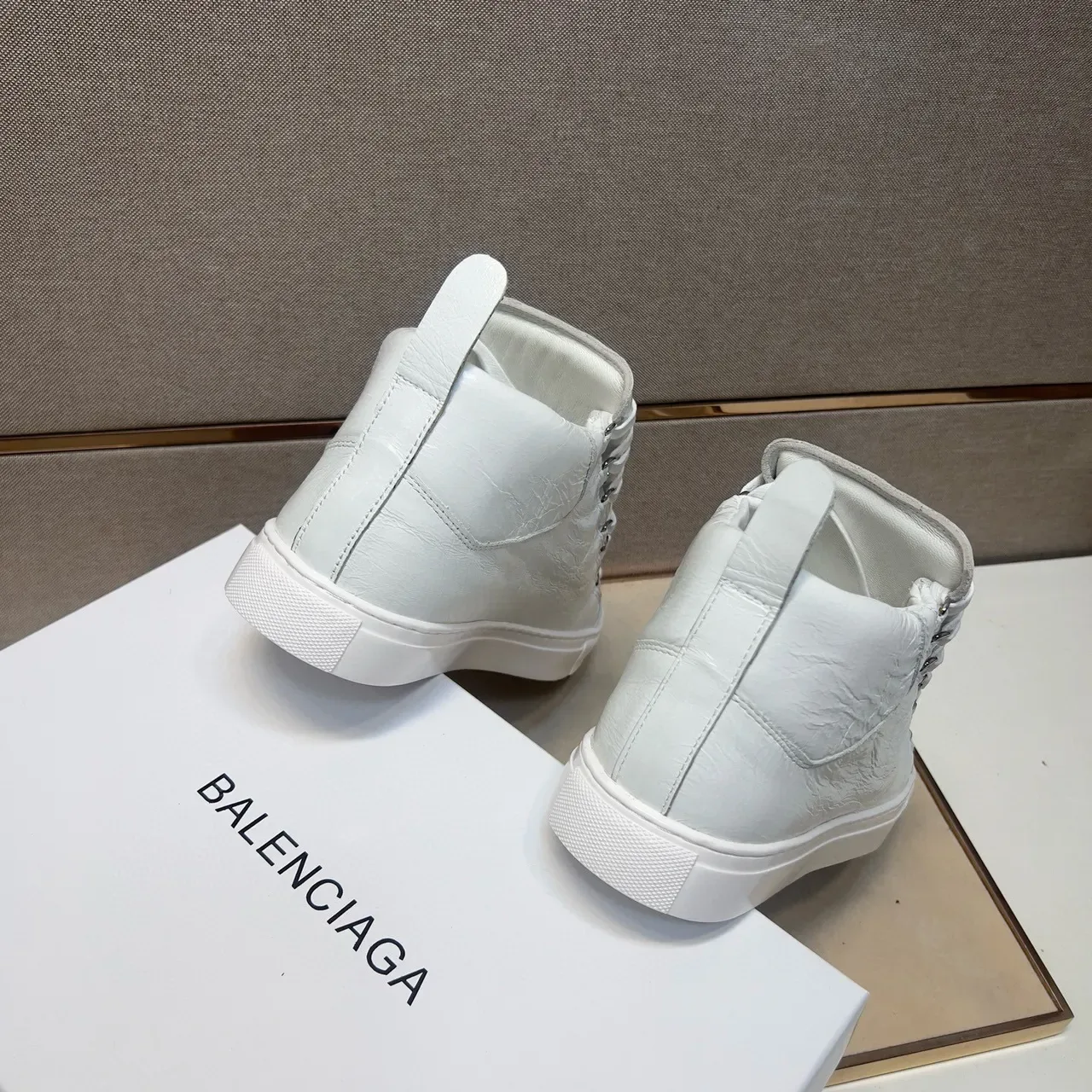 Balenciaga Le Cagole حذاء رياضي أسلوب حياة جلد أبيض متجعد 9
