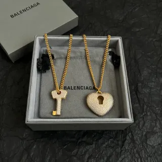 Balenciaga Love Lock ذهبي أبيض Pavé-Set قلادة
