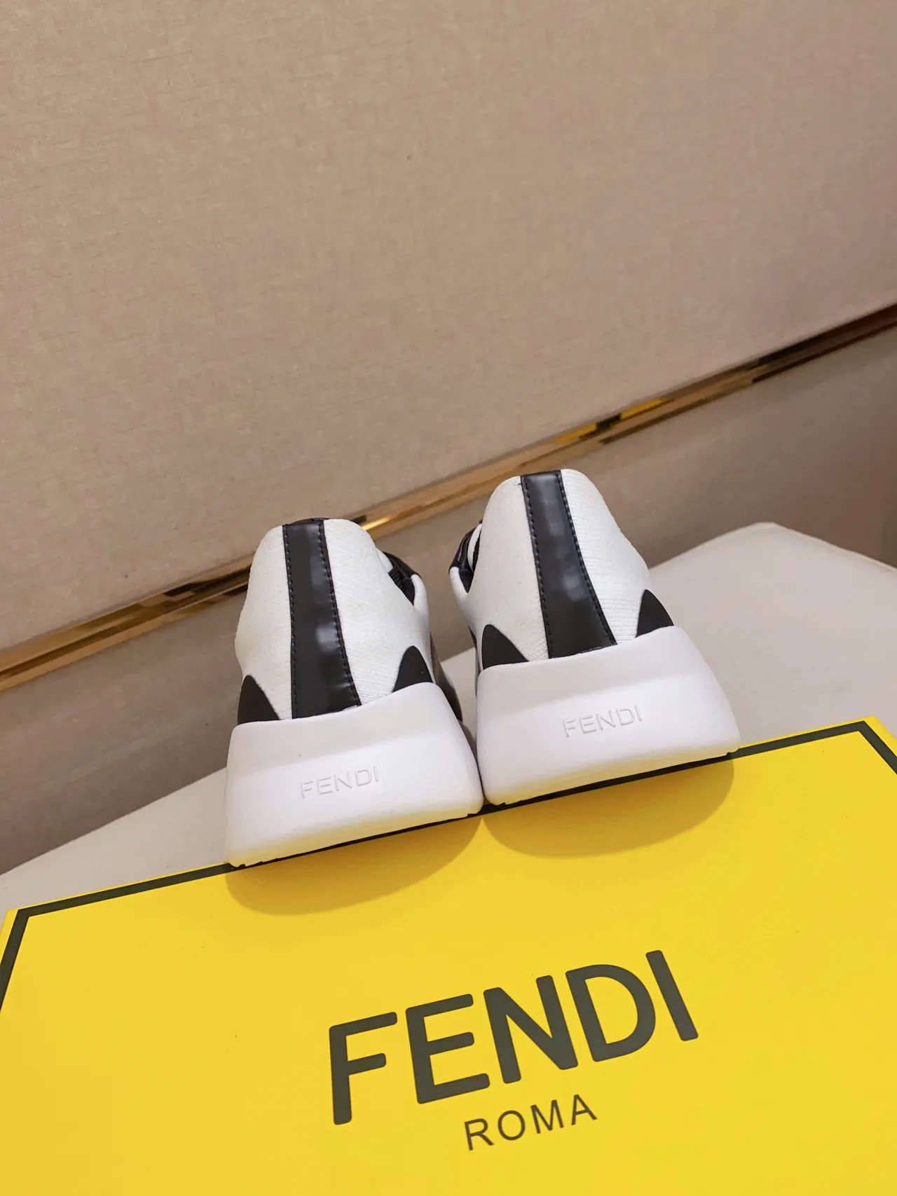 Balenciaga Runner tênis brancos pretos chunky 3