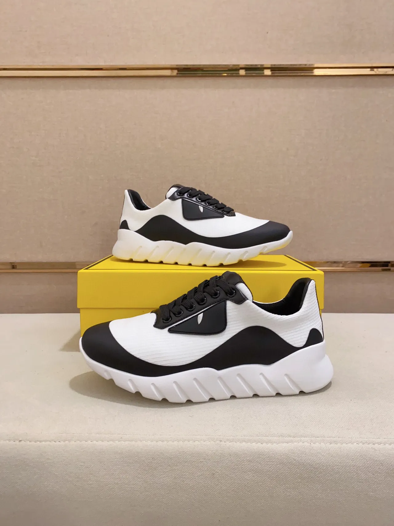 Balenciaga Runner tênis brancos pretos chunky 4