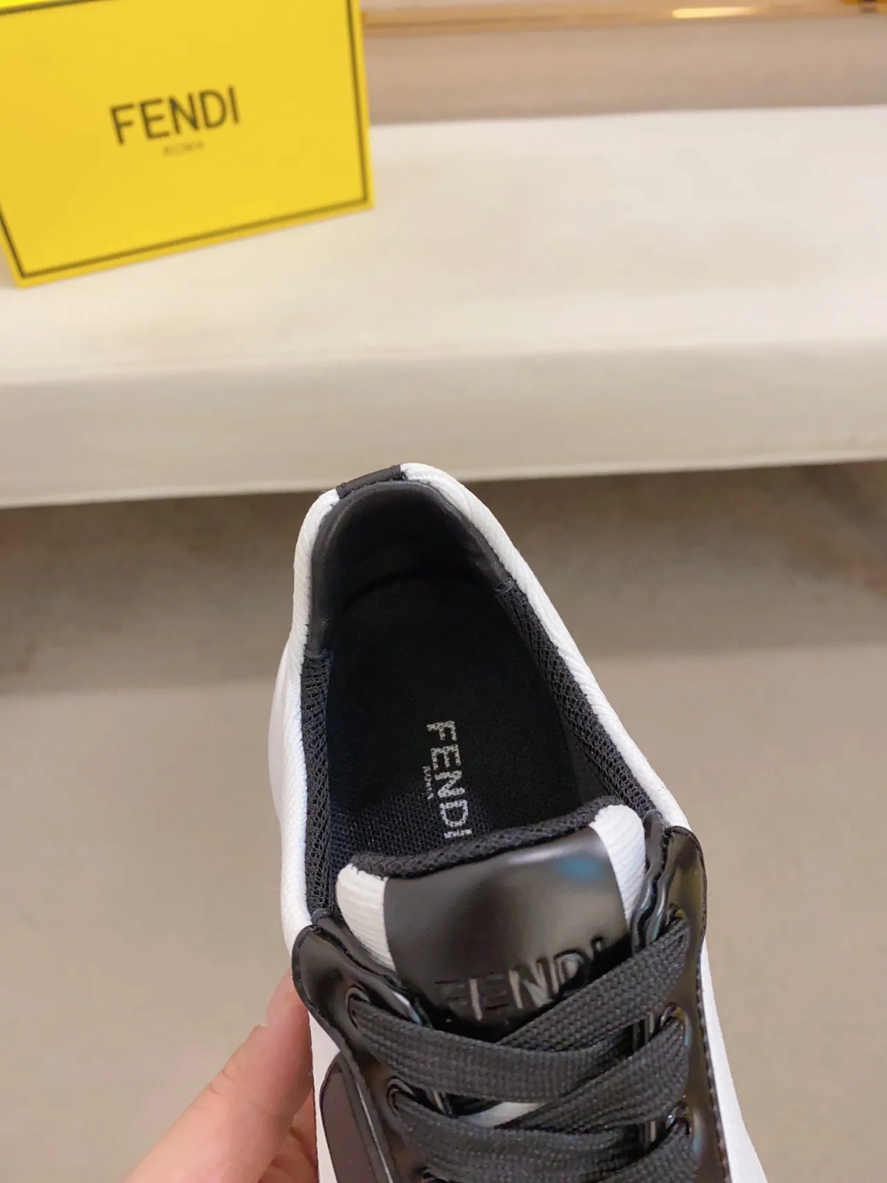 Balenciaga Runner tênis brancos pretos chunky 5