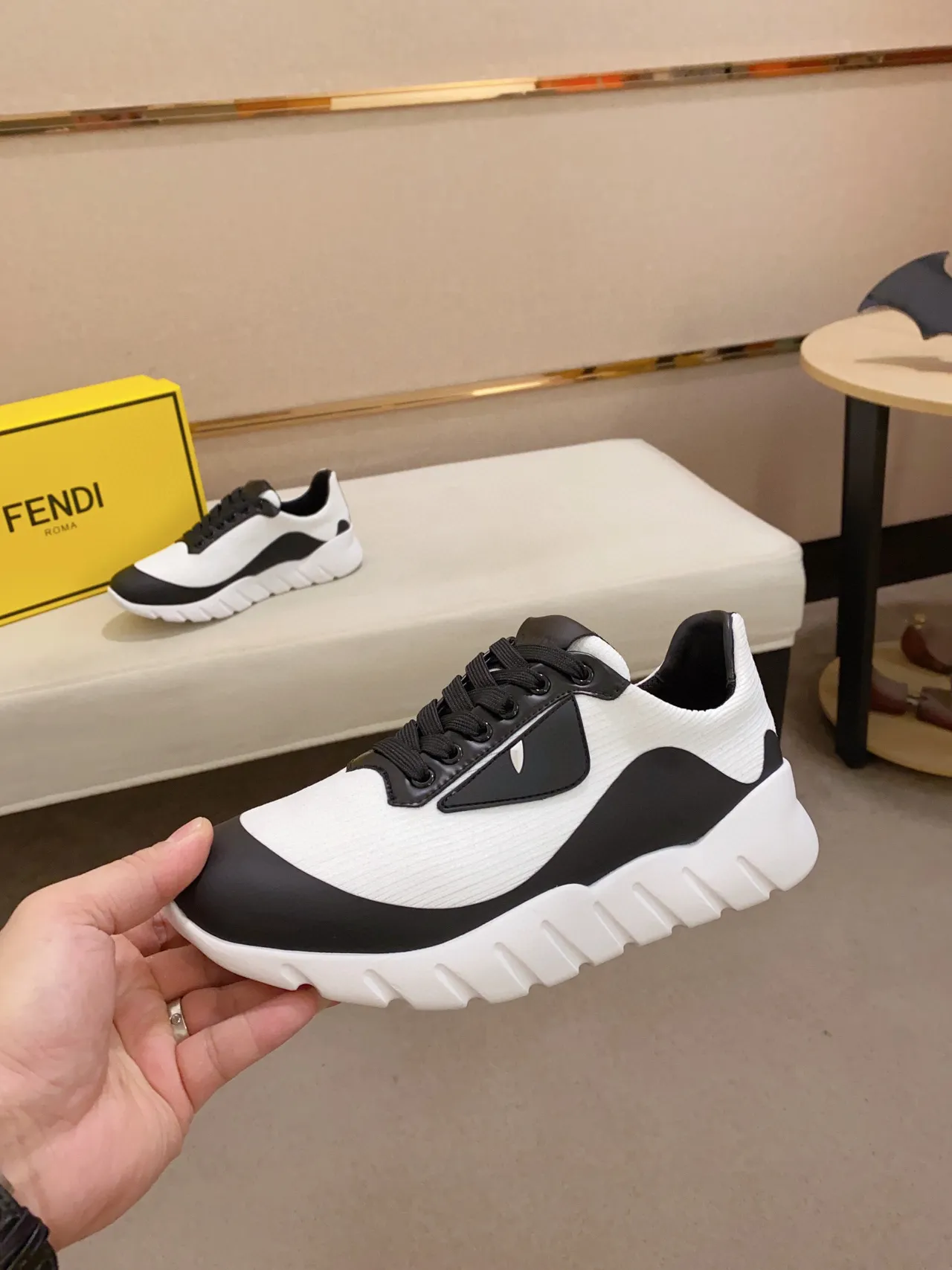 Balenciaga Runner tênis brancos pretos chunky 7