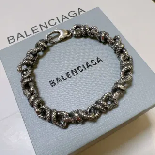 Balenciaga سوار سلسلة مربوطة ملتوية بلون فضي وأسود مع إنهاء قديم