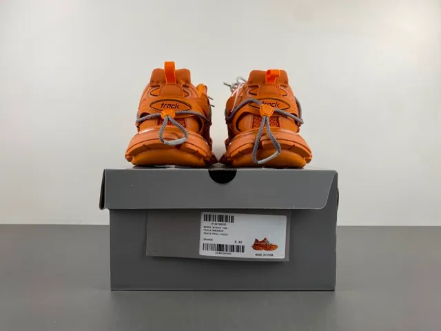 Balenciaga Track Trainer حذاء رياضي برتقالي كبير 17