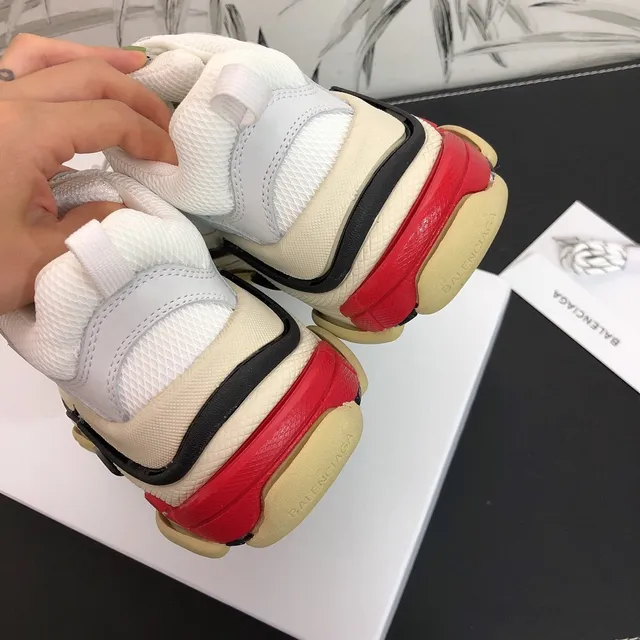 Balenciaga Triple S blanc noir rouge beige sneakers chunky 4