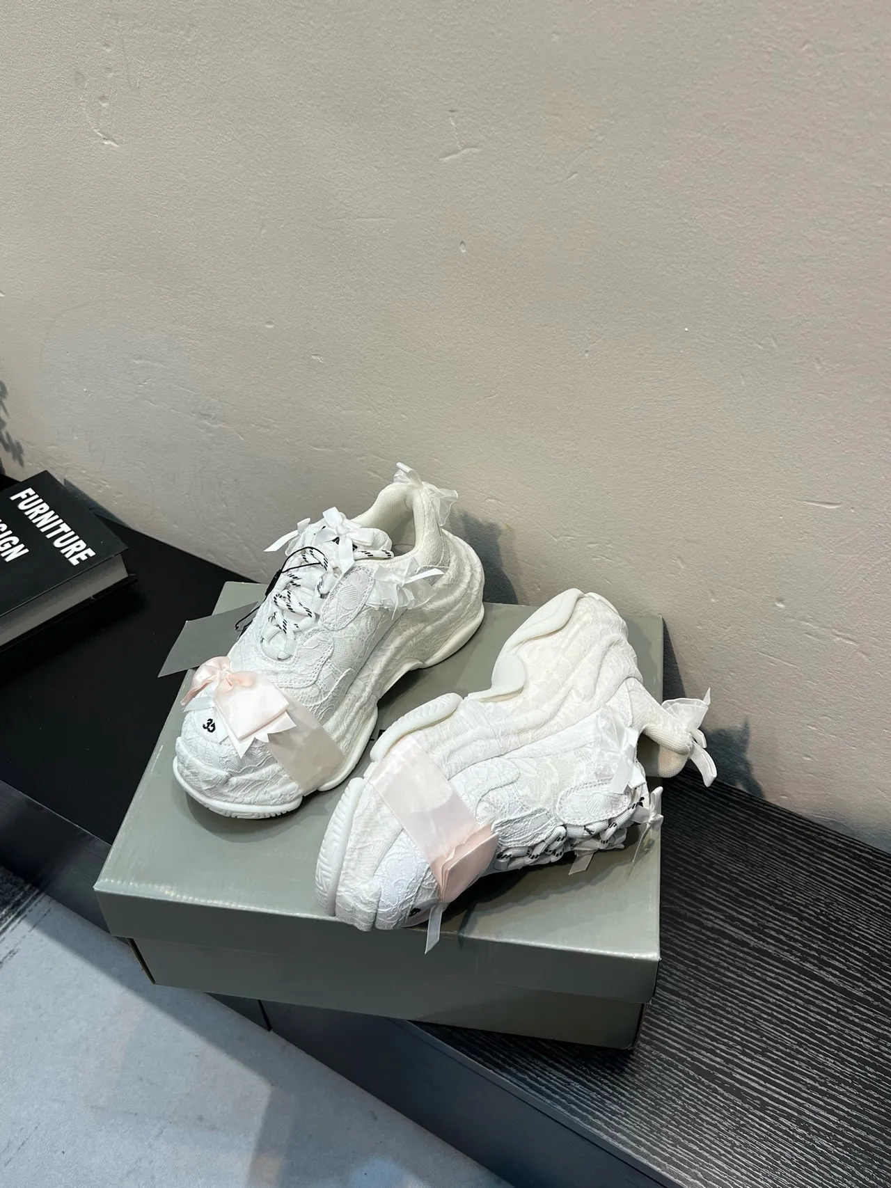 Balenciaga Triple S أبيض وردي قاعدة كبيرة الحجم علوة نسيج مطبوعة بنمط الرباط أحذية كاجوال سميكة 3