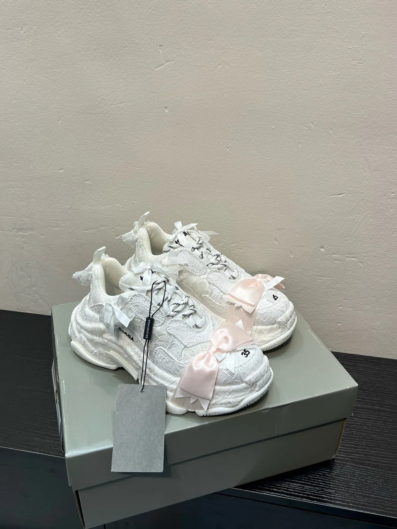 Balenciaga Triple S أبيض وردي قاعدة كبيرة الحجم علوة نسيج مطبوعة بنمط الرباط أحذية كاجوال سميكة 4