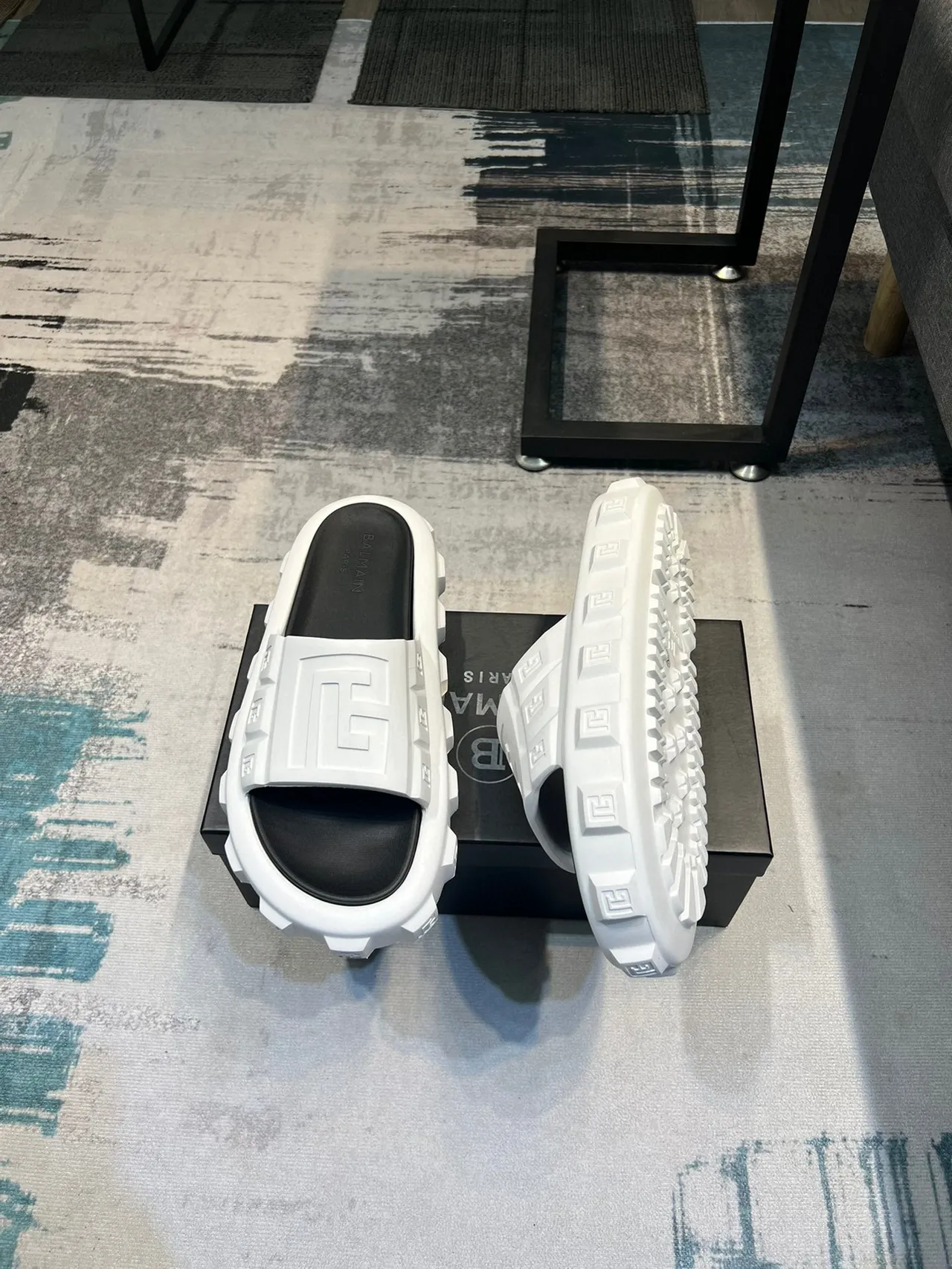 Balmain B-Bold Molded Monogram Zapatillas blancas y negras 4