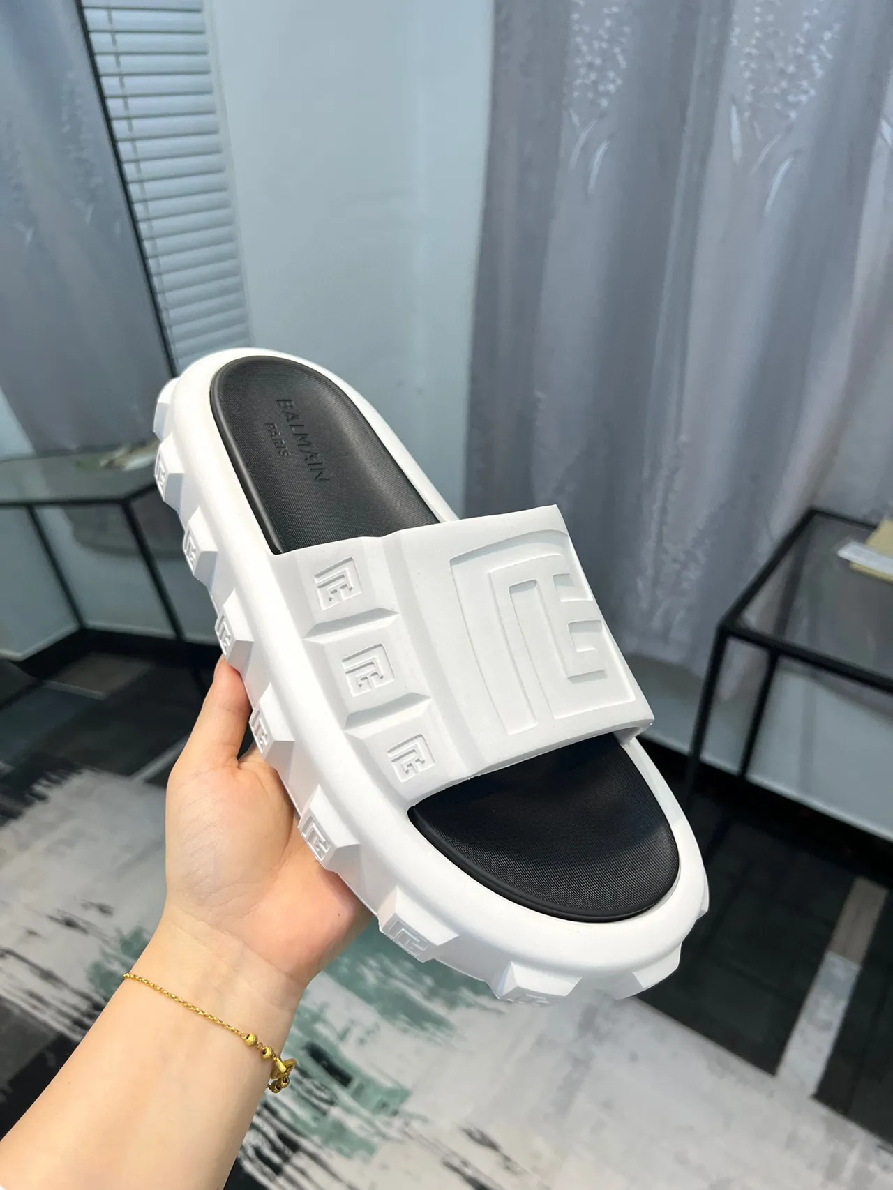 Balmain B-Bold Molded Monogram Zapatillas blancas y negras 6