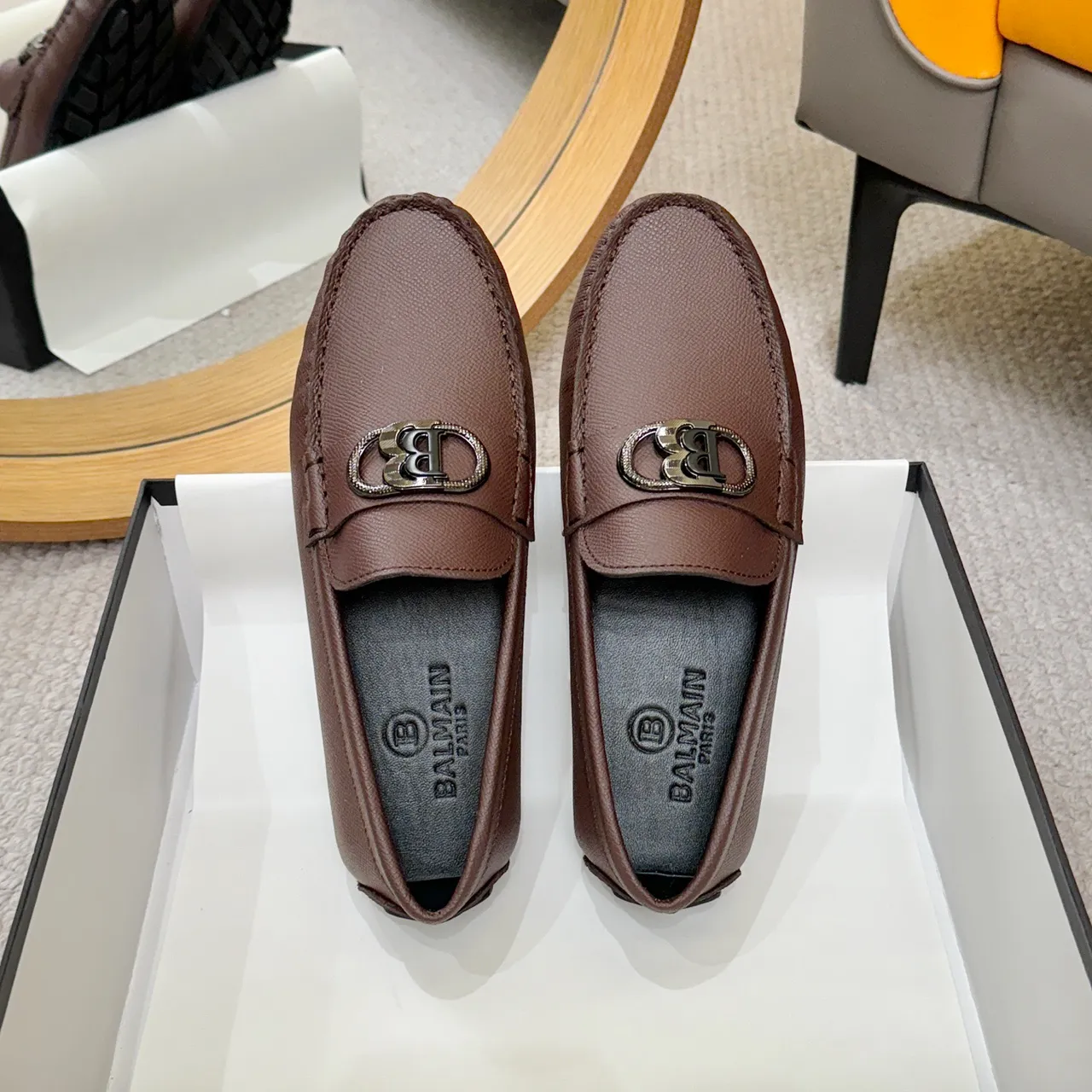Balmain Marrom Preto Couro Pébblé Fivela de Metal com Monograma Loafer 2