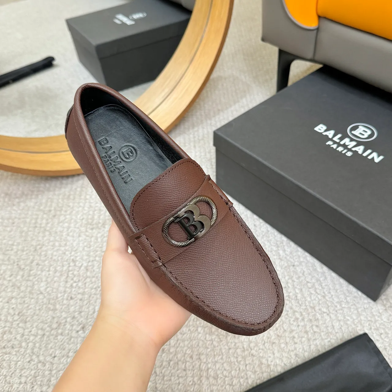 Balmain Marrom Preto Couro Pébblé Fivela de Metal com Monograma Loafer 5