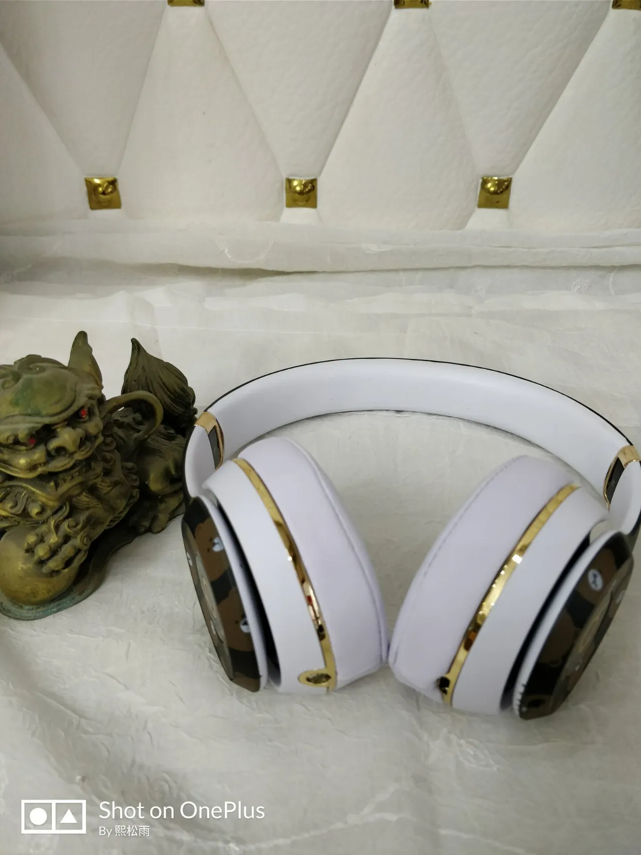 Beats Solo3 Wireless Bear Collaboration Over-ear Headphones 6