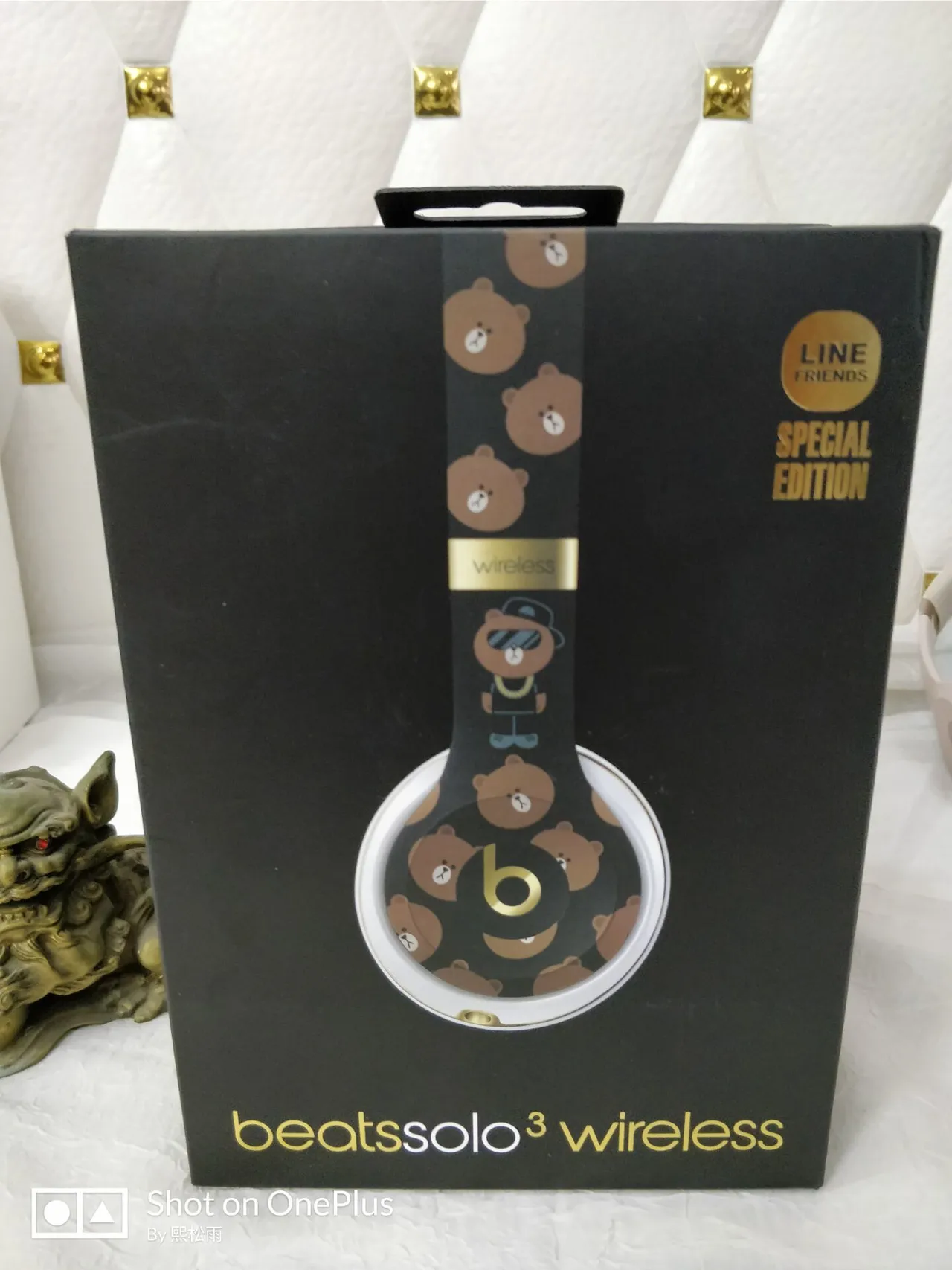 Beats Solo3 Wireless Bear Collaboration Over-ear Headphones 17