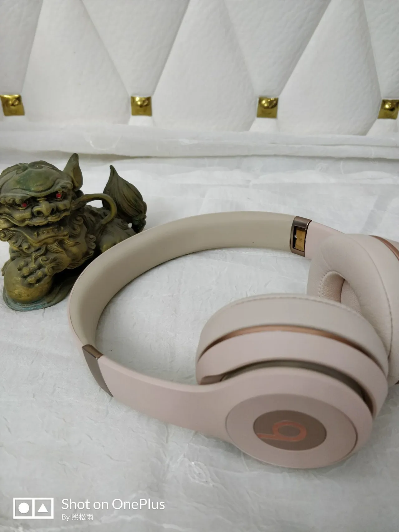 Beats Solo3 Wireless Bear Collaboration Over-ear Headphones 22